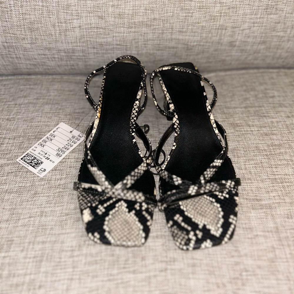 NWT H&M Snake Print Chunky Heel ✨